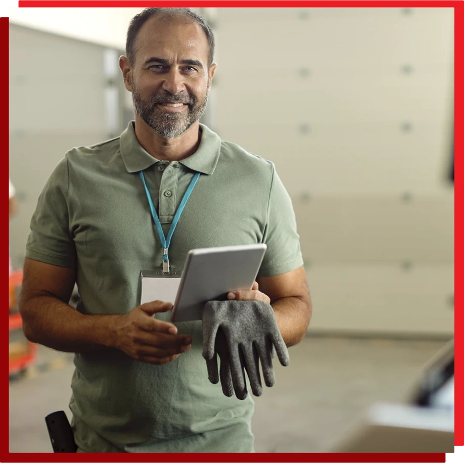 Gestor corporativo segurando tablet em ambiente profissional representando o compromisso da Mult Lix com a qualidade e normas ambientais em Avaré.