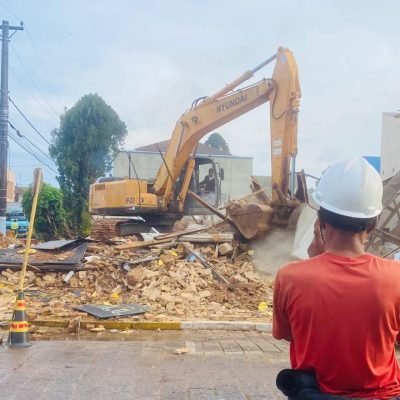 Escavação e movimentação de terra para abertura de áreas destinadas a fundações de prédios em Avaré.