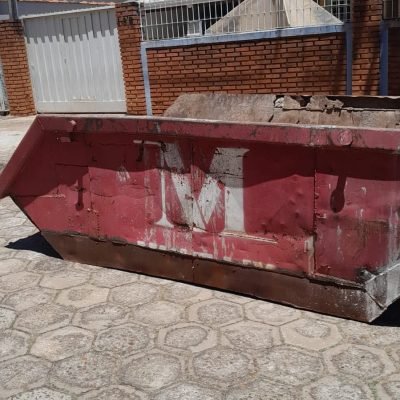 Caçamba estacionária da Mult Lix posicionada em frente a uma obra residencial na cidade de Arandu.