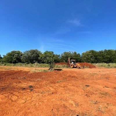 Terreno plano de terra vermelha pronto para receber o rolo compactador de solo para pavimentação ou base.