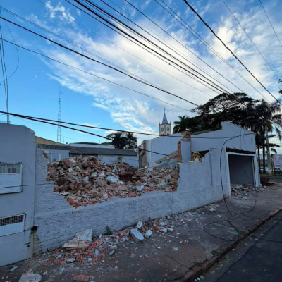 Máquina pesada da Mult Lix derrubando paredes de alvenaria em demolição residencial em Avaré.