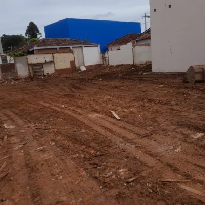 Terreno urbano totalmente limpo após serviço de demolição civil e remoção de entulho em Avaré.