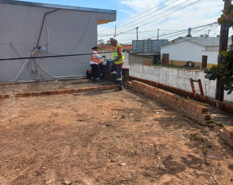 Equipe especializada da Mult Lix realizando serviço de limpeza expressa pós-obra em área externa na cidade de Avaré.