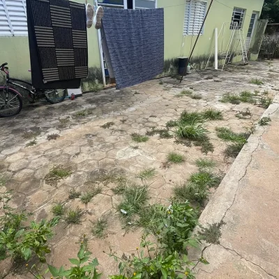 Equipe especializada da Mult Lix realizando serviço de limpeza expressa pós-obra em área externa na cidade de Avaré.