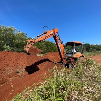 Execução de engenharia de solo com técnicas de corte e aterro para nivelamento de loteamento em Itaí.