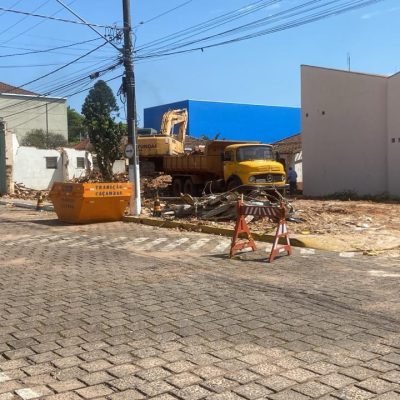 Escavadeira hidráulica de grande porte realizando movimentação de solo e escavação em Arandu.