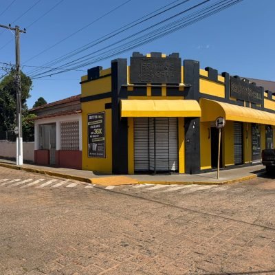 Terreno comercial limpo e plano após serviço completo de terraplanagem e remoção de vegetação em Avaré.