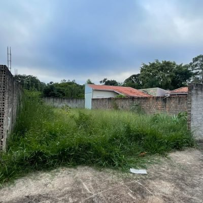 Serviço de limpeza de loteamento urbano tomado por vegetação rasteira para liberação de obra em Itaí.