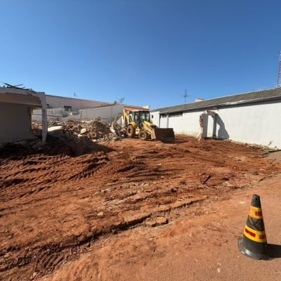 Terreno limpo com resíduos de tijolos e concreto prontos para remoção e transporte de solo em Cerqueira César.