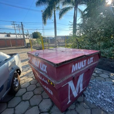 Caçamba para entulho da Mult Lix estacionada em rua de condomínio residencial na Represa Jurumirim em Avaré.