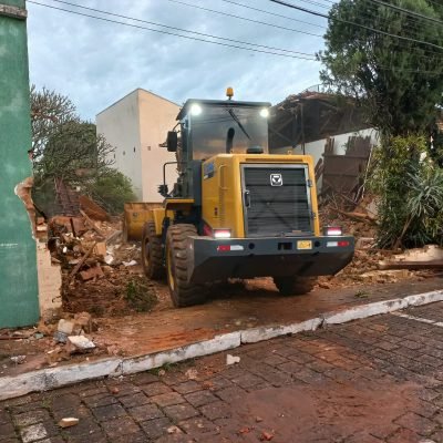 Maquinário de terraplanagem fazendo o nivelamento e regularização de estradas e acessos em zona rural.