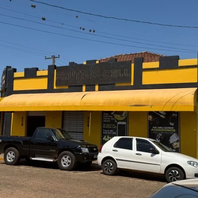 Caminhão basculante e maquinário da Mult Lix trabalhando no nivelamento de terreno para loteamento em Avaré.
