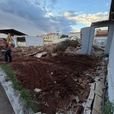 Equipe realizando a demolição e limpeza de terreno pós-obra de demolição de antigo imóvel em Arandu.