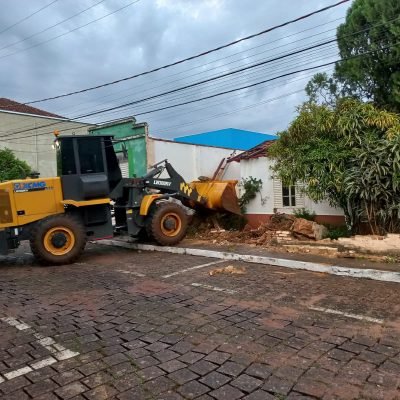 Retroescavadeira limpando entulhos e preparando o lote para o transporte de solo e bota-fora em Avaré.