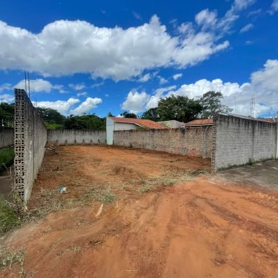 Terreno residencial antes do serviço de limpeza de mato alto e supressão de camada vegetal em Avaré.