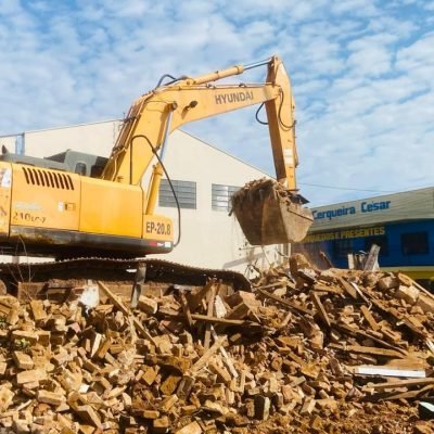 Maquinário pesado executando a preparação de terreno e nivelamento de solo para galpão comercial em Itaí.
