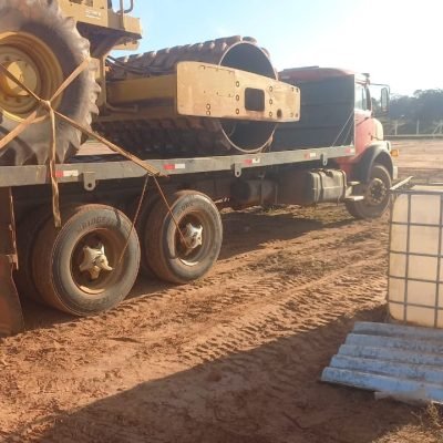 Rolo compactador de grande porte sendo transportado em caminhão prancha da Mult Lix para obra no interior de SP.