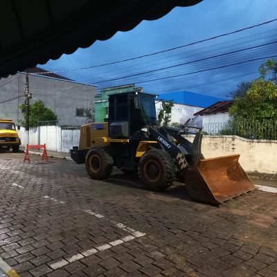 Trator de esteira trabalhando na execução e regularização de acessos e estradas de terra internas.